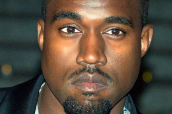 Rapperen Kanye West er sett på en McDonalds