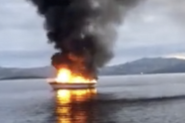 Brann i en båt –  en person ble reddet over til annen båt