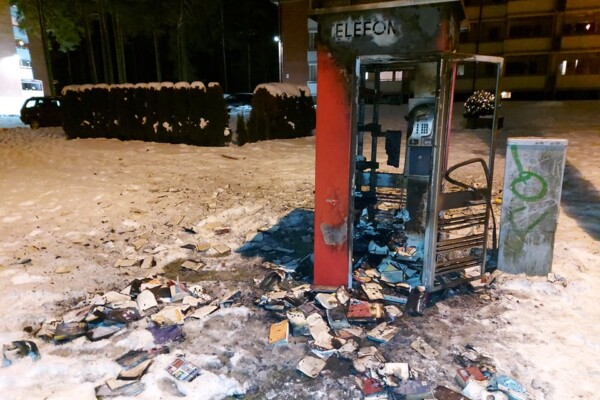 Telefonkiosk ødelagt av brann – flere personer ble sett i området før brannen startet