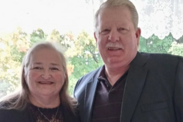 Linda (66) og Cal (59) var fullvaksinerte – døde av corona