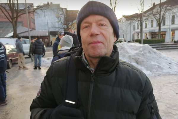 Sven-Inge Johansen er fornøyd med dagens demonstrasjon mot koronapass:- Over 200 møtte opp utenfor rådhusplassen