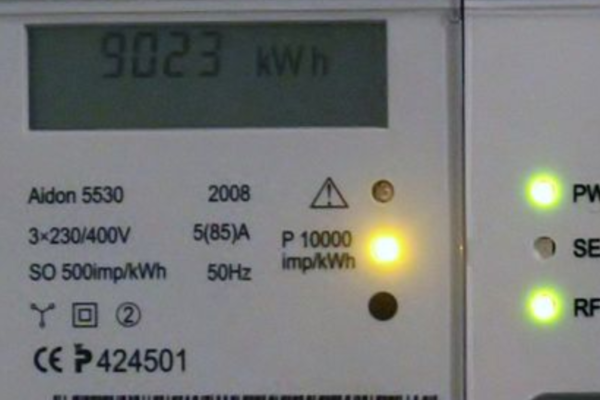 Varsler fortsatt høye strømpriser