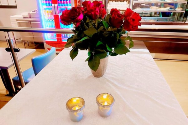 Stamgjestene i 80-årene døde begge i dødsulykken i helgen – populær kafe fant frem hvit duk, roser og to tente lys