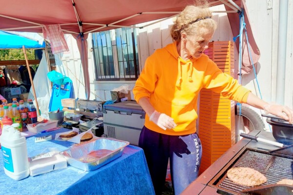 Grillmester Mona Grimsrud solgte unna med saftige hamburgere på markedet i helgen – vi gleder oss allerede til enda flere markeder