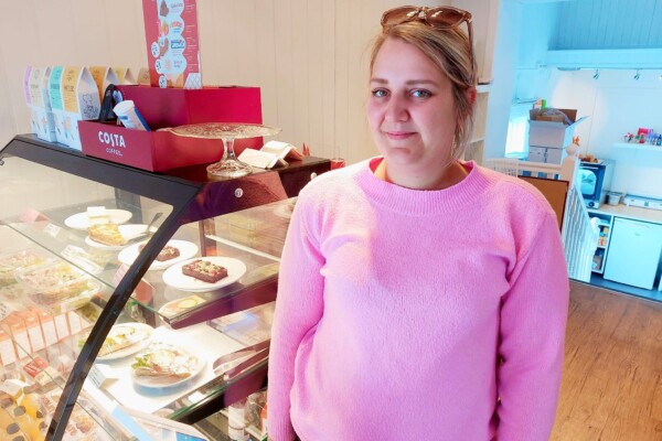 I April flyttet butikkdriver Christina Norderud Nilsen hele butikken sin i nye lokaler – og en egen kaffe har også fått plass