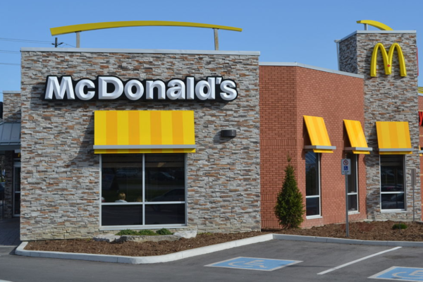 Tenker du deg innom McDonalds? Nå blir det innført 18-årsgrense