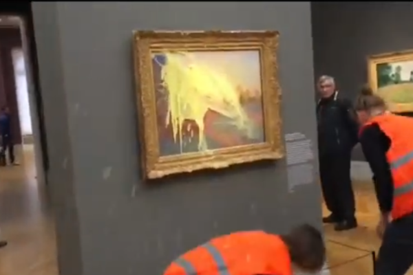 To klimaaktivister griste til et maleri