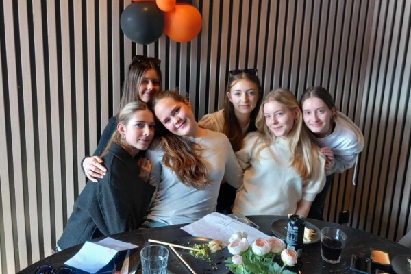 Maja (15) og venninnene:- Vi har grått i hele dag – da passet det bra med skikkelig trøstemat