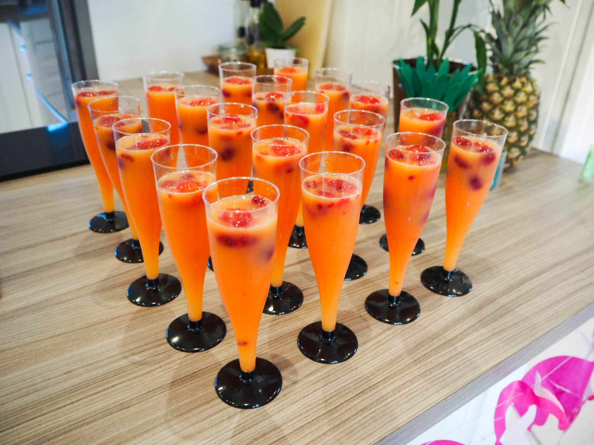 Sommerdrink med appelsinjuice cava og bær