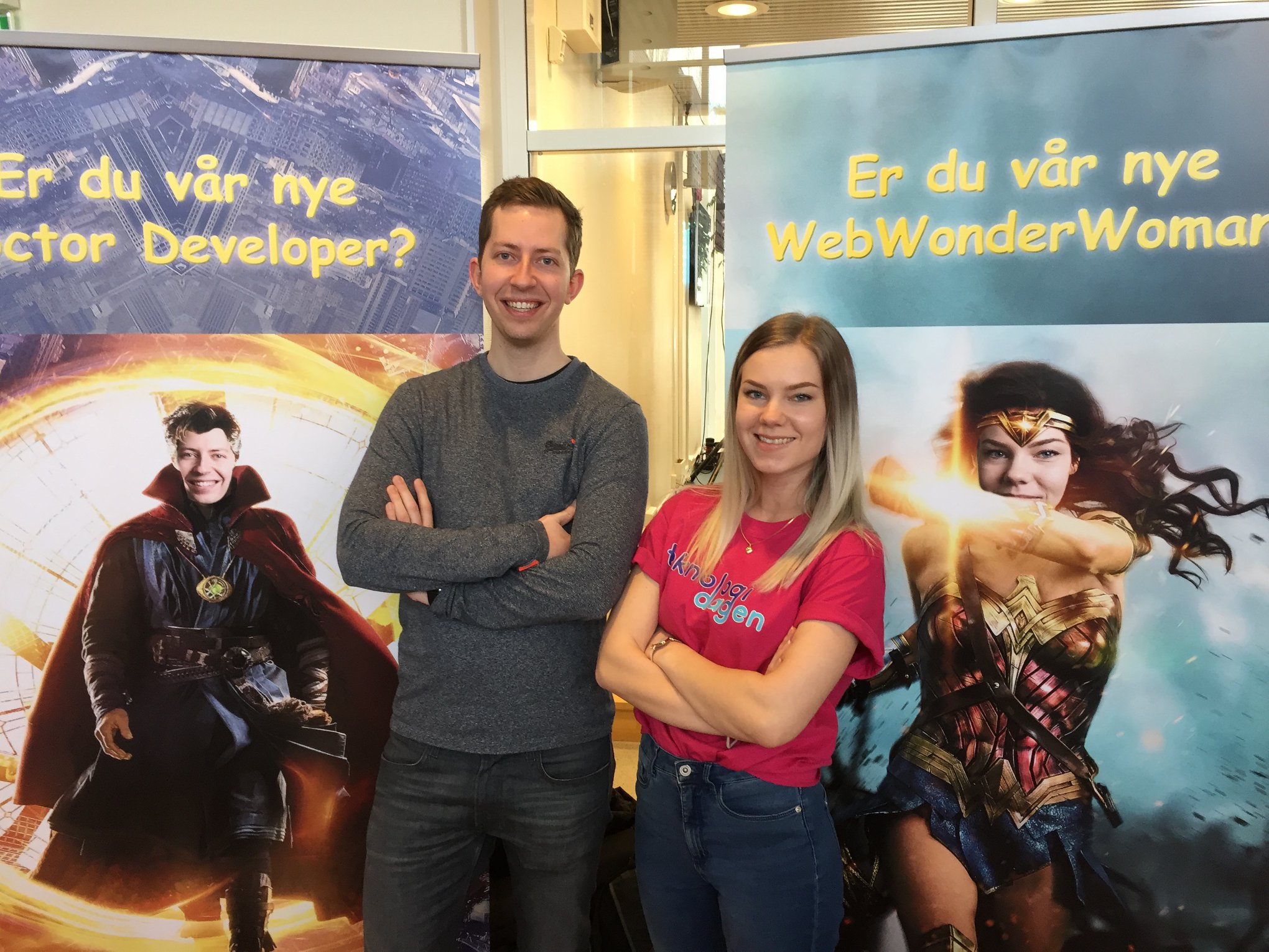 Elise og Jørgen som står foran to reklameplakater for aplia