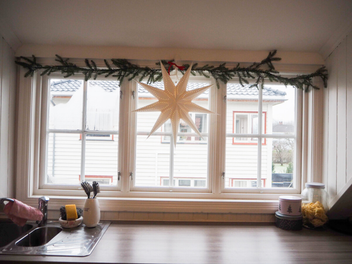 Julepynt i vindu
