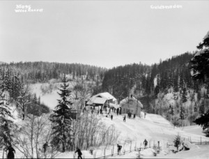 Gullsmeden, som ligger like ved Høyås mellom Finfallåsen og Nord-Elvåga var et gammelt serveringssted med tradisjoner tilbake til slutten av 1800-tallet. Driften opphørte 1.april 1951 pga. drikkevannsrestriksjonene da Elvåga ble tatt inn i drikkevannsforsyningen. Det som var igjen av våningshus og uthus ble 10.april 1953 solgt på auksjon for kr 910. Huset som ble senere oppført i Drøbak. (fakta: Skiforeningen.no)