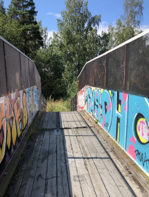 Streetart på gangbro over jernbanen Hamar