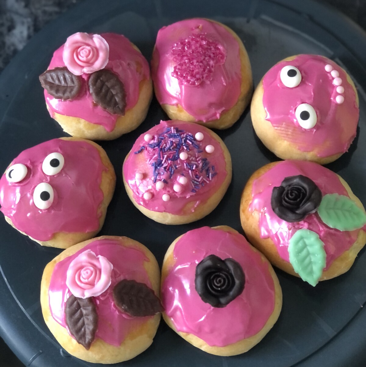 Hveteboller med rosa melis og kakepynt til barnebursdag