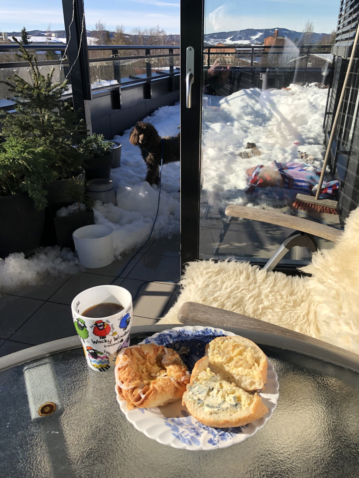 Lunsj på terrassen om våren med wienerbrød og rundstykker