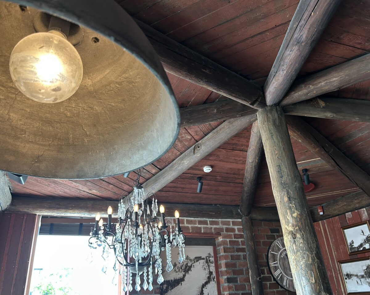 Egon restaurant interiør med lampe i taket