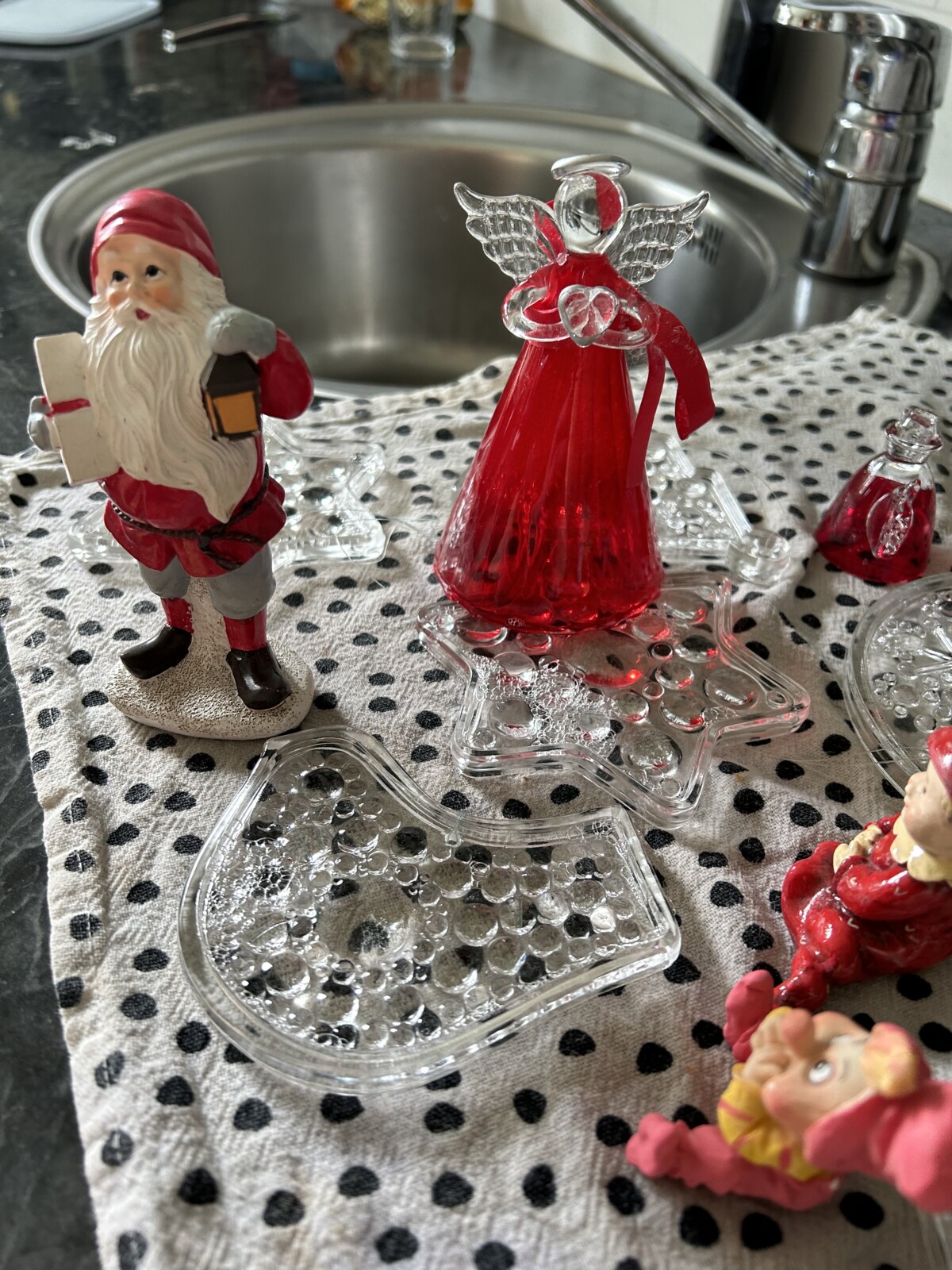 Julenisser og engler vasket på grunn av oversvømmelse med møkk