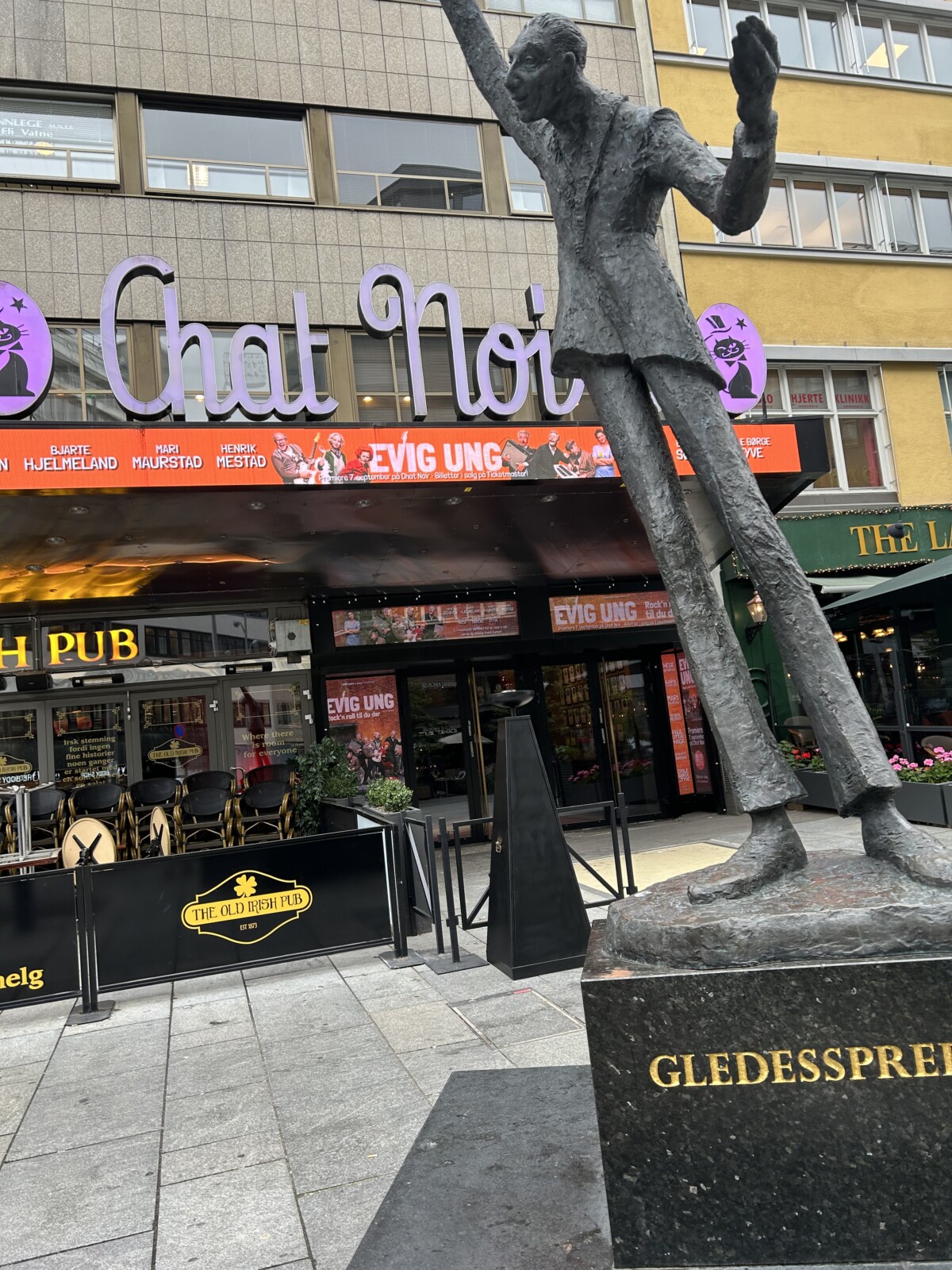 Leif Juster sin statue utenfor Chat Noir i Oslo