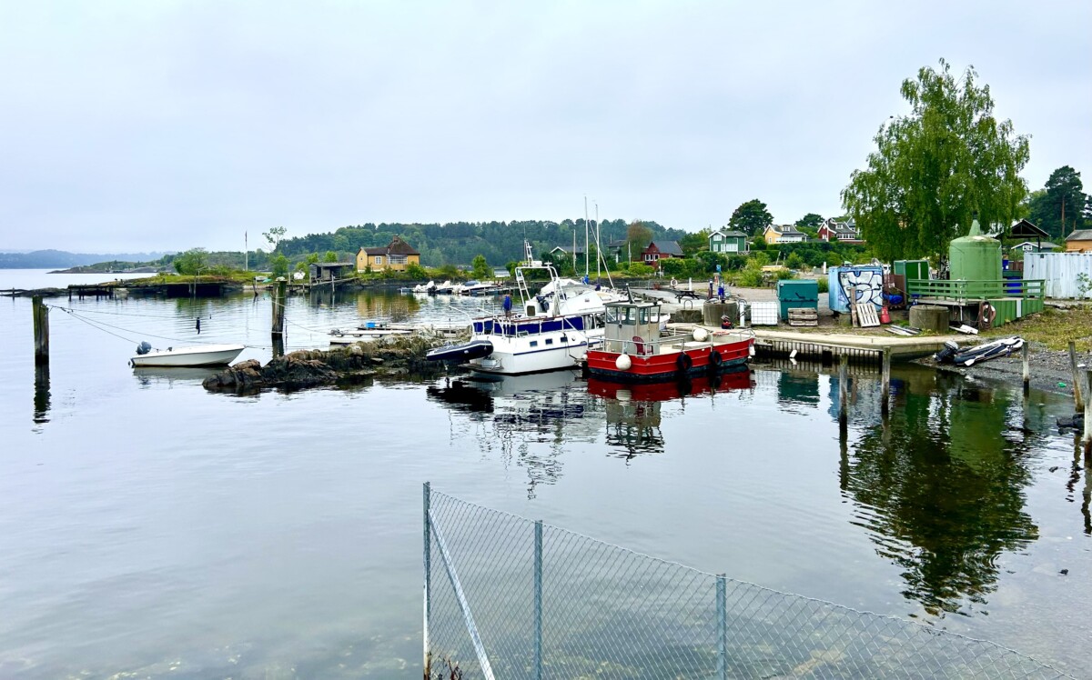 Ei vik med yrkesbåter på Lindøya i Oslofjorden
