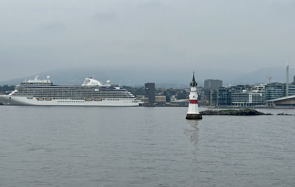 Kavringen fyr og cruiseskip indre Oslofjord