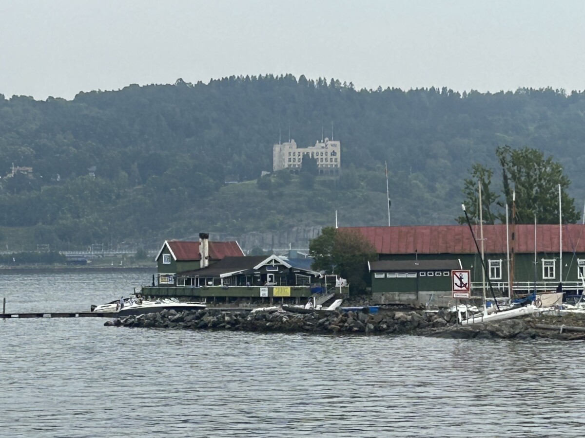 Sjømannsskolen i Ekebergåsen sett fra sjøen uenfor Hovedøya