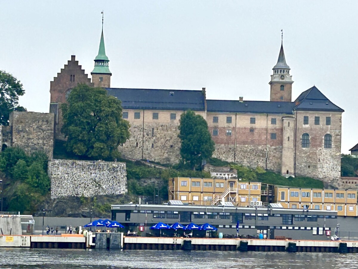 Akershus festning og Vippetangen sett fra rutebåten B1 i indre Oslofjord