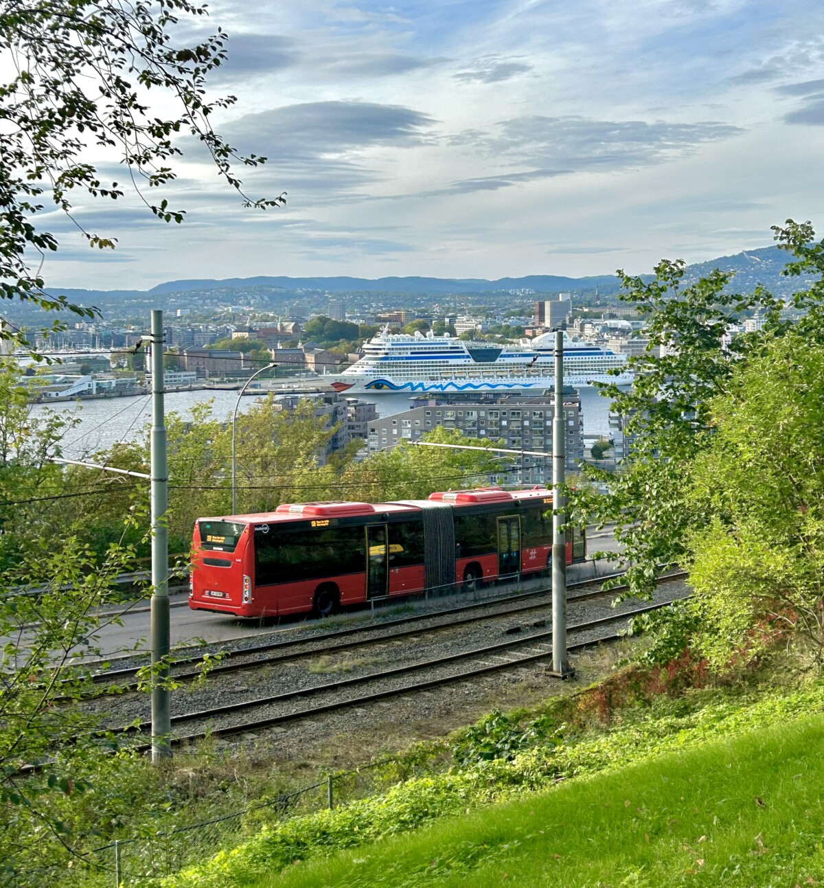 Buss for trikk foran tysk cruiseskip ved Oslo kai og Sørenga