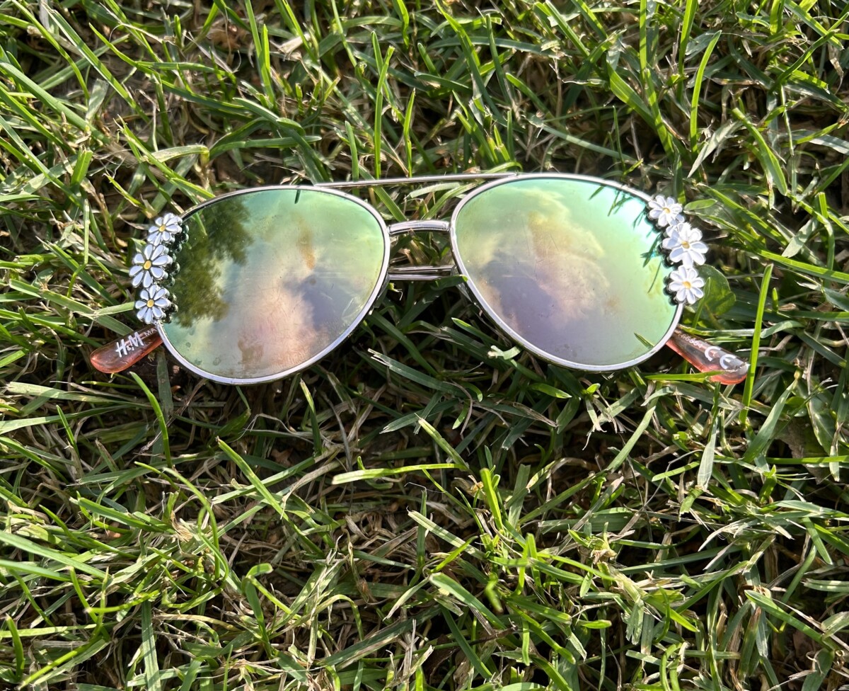 Barnesolbrille fant jeg i gresset