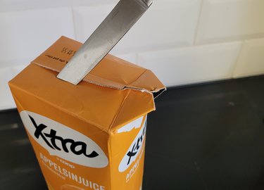 Hvem har kjørt kniven inn i juice-pakken og hvorfor?