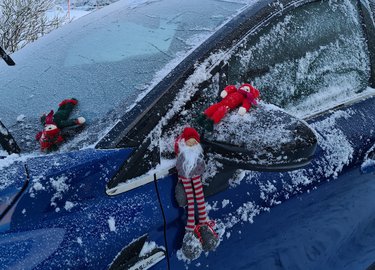 Fjerne snø fra bilen