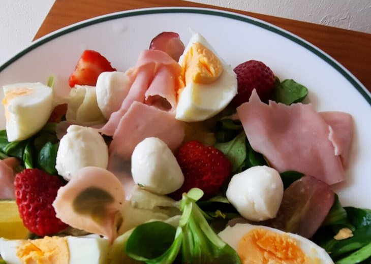 Salat med egg, skinke og Mozzarella