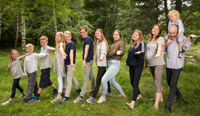 Familien Trond Helge og Esther Vabø. Og deres 10 barn.