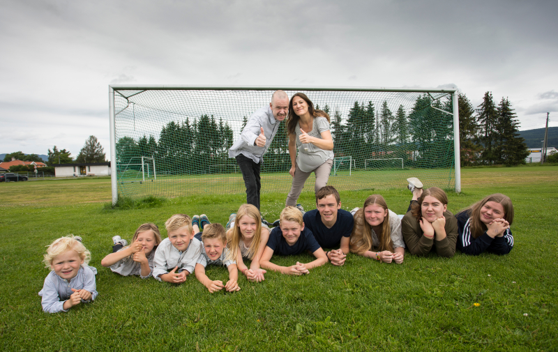 Familien Trond Helge og Esther Vabø. Og deres 10 barn.